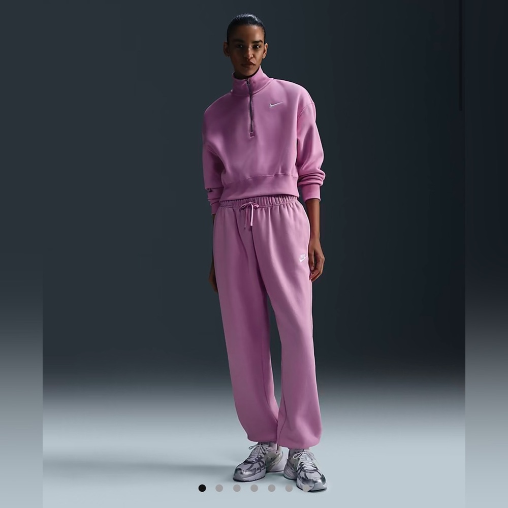 Nike Sportswear Club Fleece
Women’s Mid-Rise Oversized Sweatpants